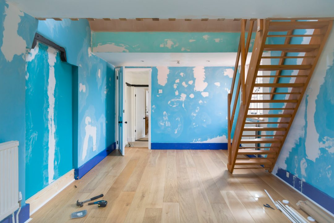 Habitación con las paredes preradas para pintar